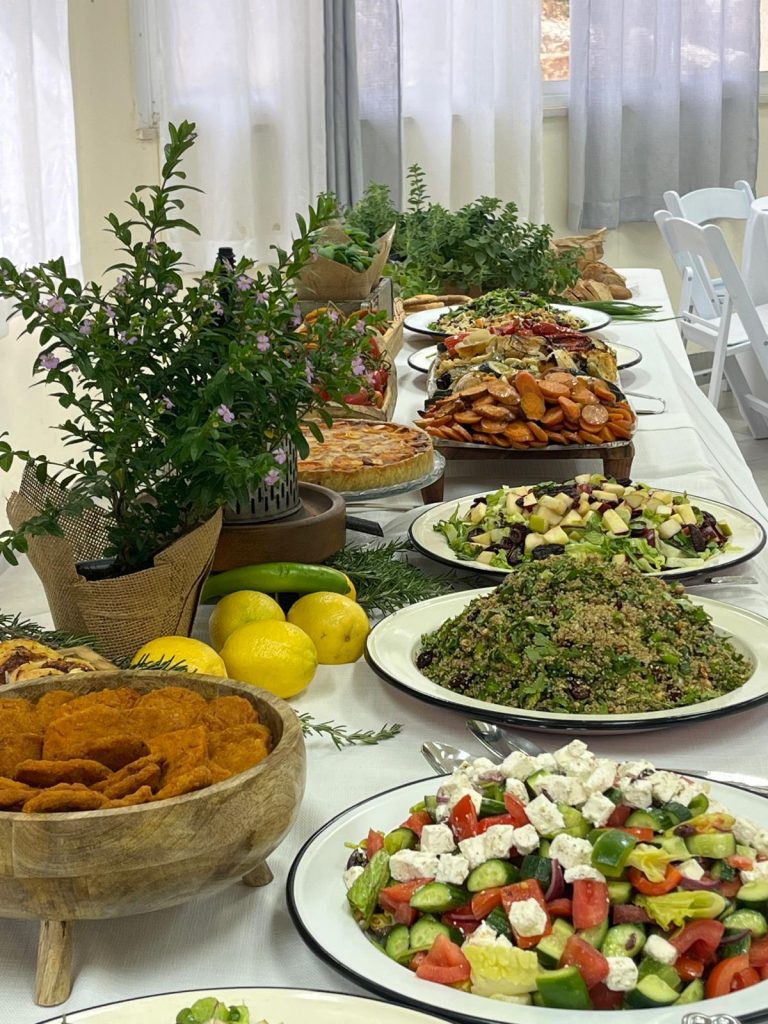 שולחן אירוח יווני - סלט יווני עם פטה קינואה ושבבי בטטה - קייטרינג בוטיק חפצי